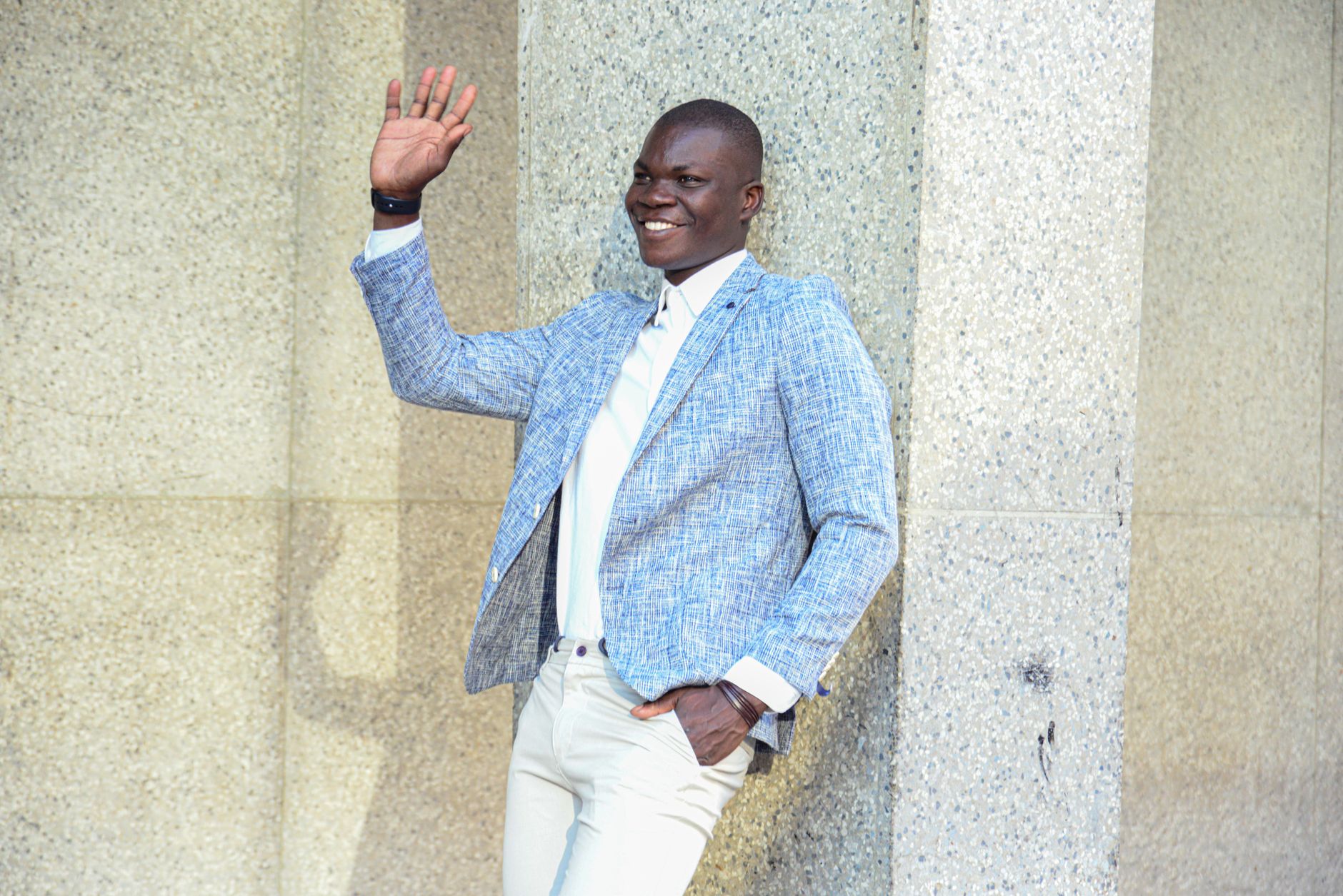 Man wearing an unstructured linen blazer outdoors on a sunny day